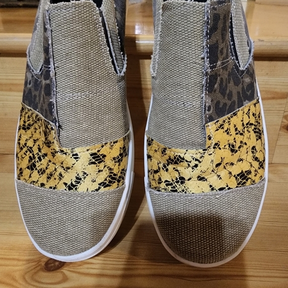 Rosy Women's Khaki Patchwork Leopard Sneakers - Picture 5 of 8